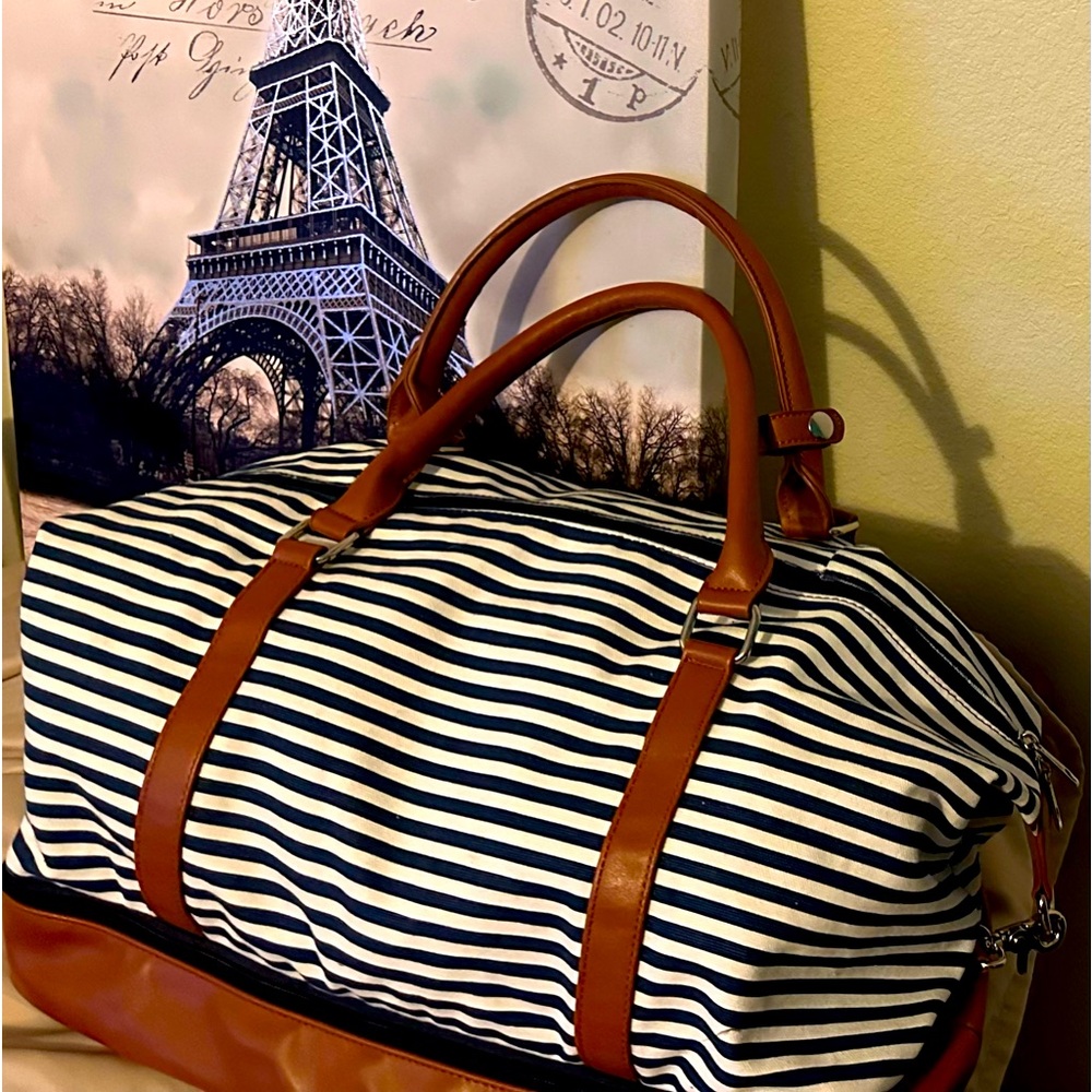 EUC S-Zone weekend bag, mostly material very clean and large. Feet on the bottom